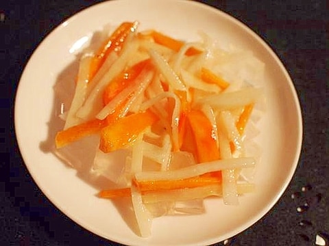 柿と大根♪　ヘルシ～☆マヨと黒酢でサラダ
